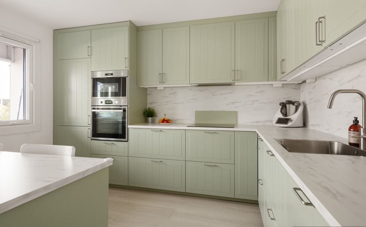 Kjøkken med nødvendige hvitevarer Galleribilde