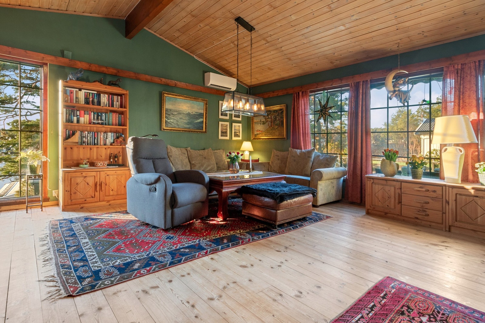 Stuen lar seg enkelt møblere med sofagruppe, tv-løsning og annet møblement. Galleribilde