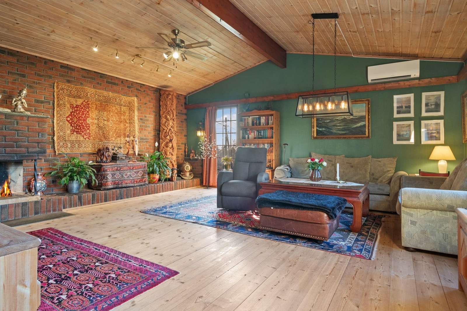 Hovedstuen er luftig med mønet himling som gir flott takhøyde. Gode vindusflater gir dagslys fra to sider og det er utgang til en sydvestvendt terrasse med gode solforhold. Galleribilde