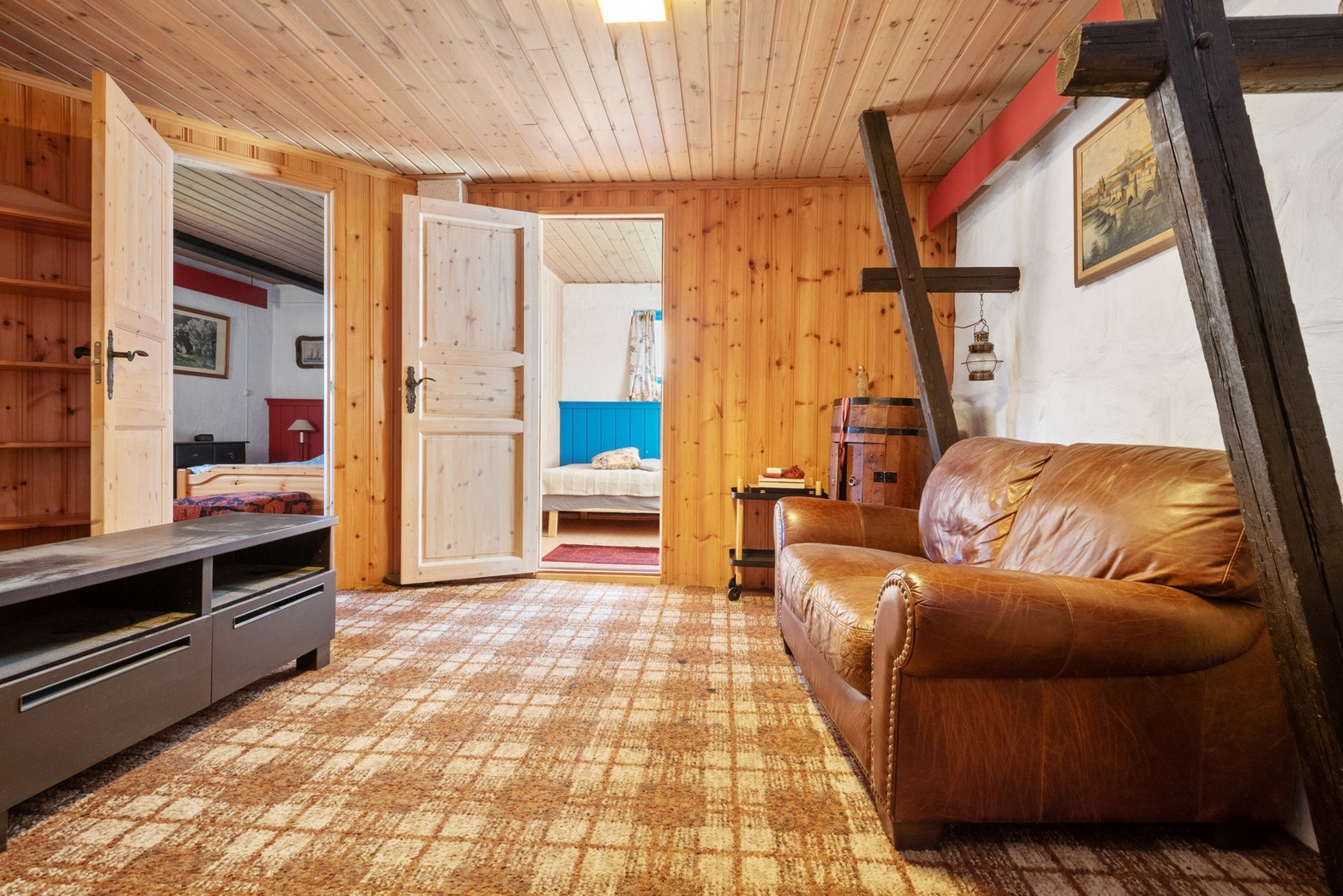 Boligen er også innredet med en kjellerstue som har adkomst fra trappegangen og videre inngang til de innredede rommene som er benyttet som soverom. Galleribilde