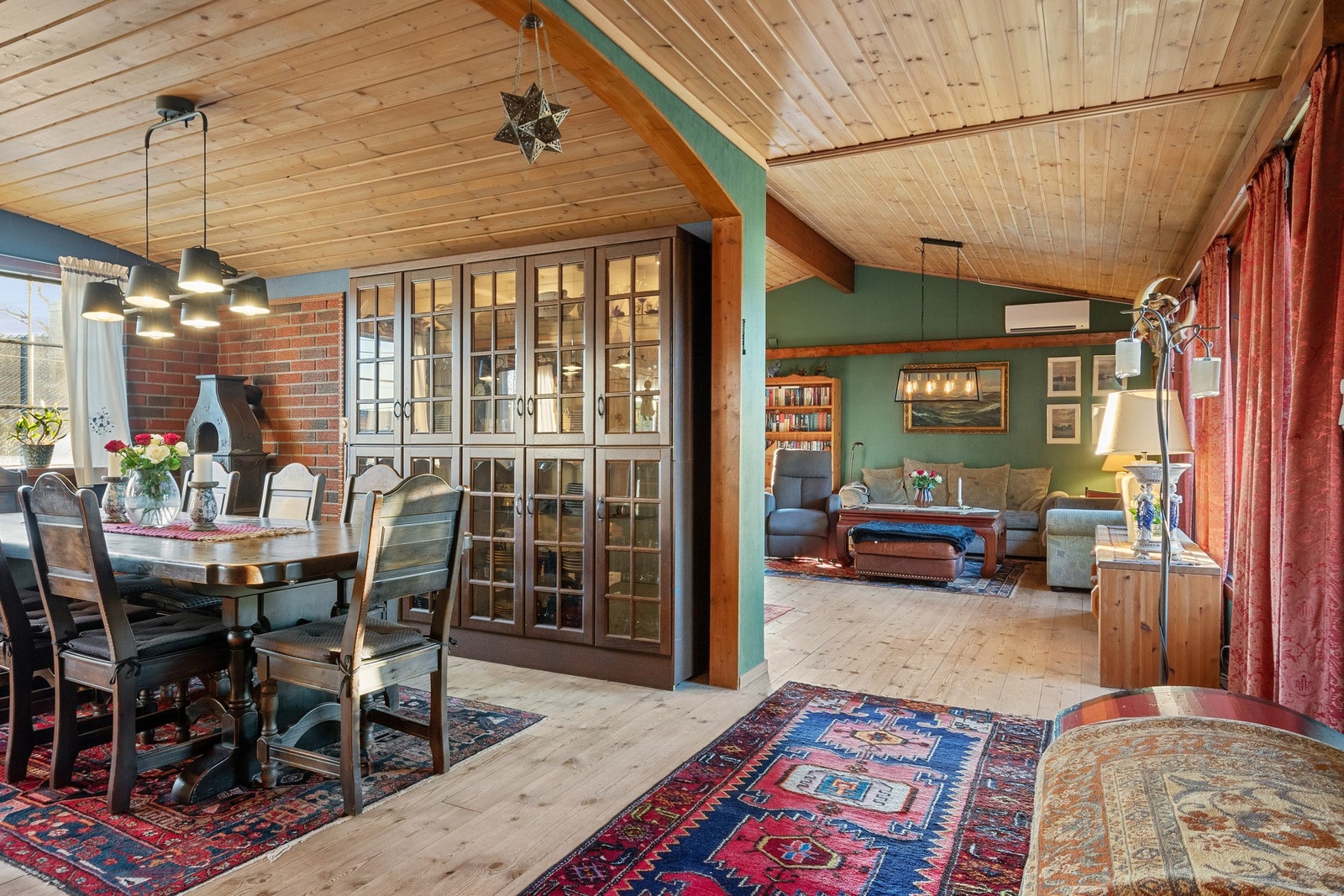 Fra stuen fører en bred åpning inn til spisestuen som ligger åpent mot kjøkkenet. Galleribilde