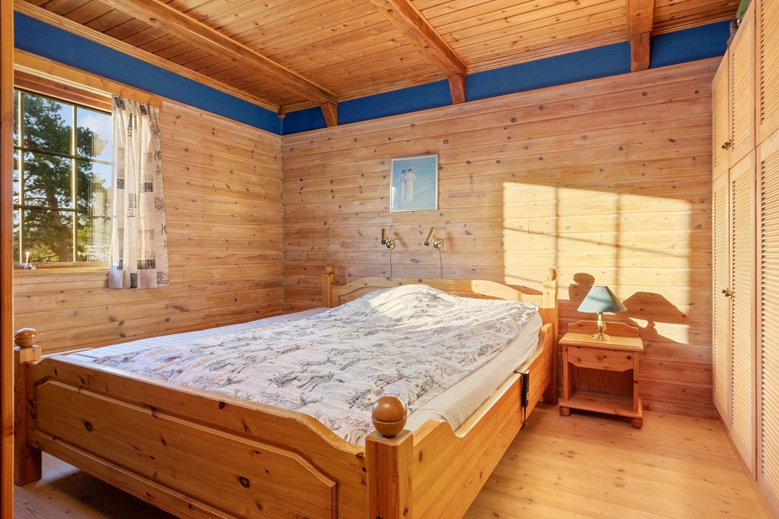 Boligen har hele seks rom som benyttes som soverom. Dette er det naturlige hovedsoverommet. Galleribilde