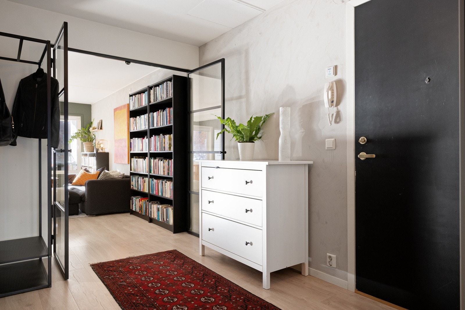 Leiligheten ligger i byggets 3. etasje og har heisadkomst helt opp til leilighetsplanet. Når du trer inn, møtes du av en innbydende og romslig entré med god plass til oppbevaring av yttertøy. Galleribilde