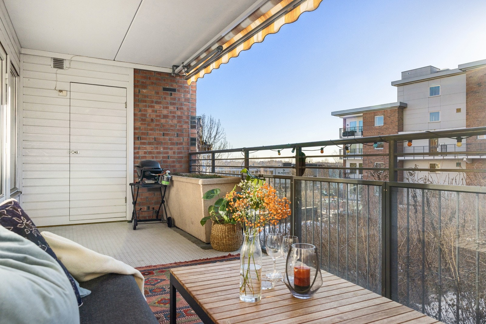 Dette er en lys, moderne og gjennomgående 3-roms leilighet med en attraktiv beliggenhet på Sogn, mellom Gaustad, Nordberg og Ullevål Stadion, i det moderne boligkomplekset Sogn Terrasse. Galleribilde