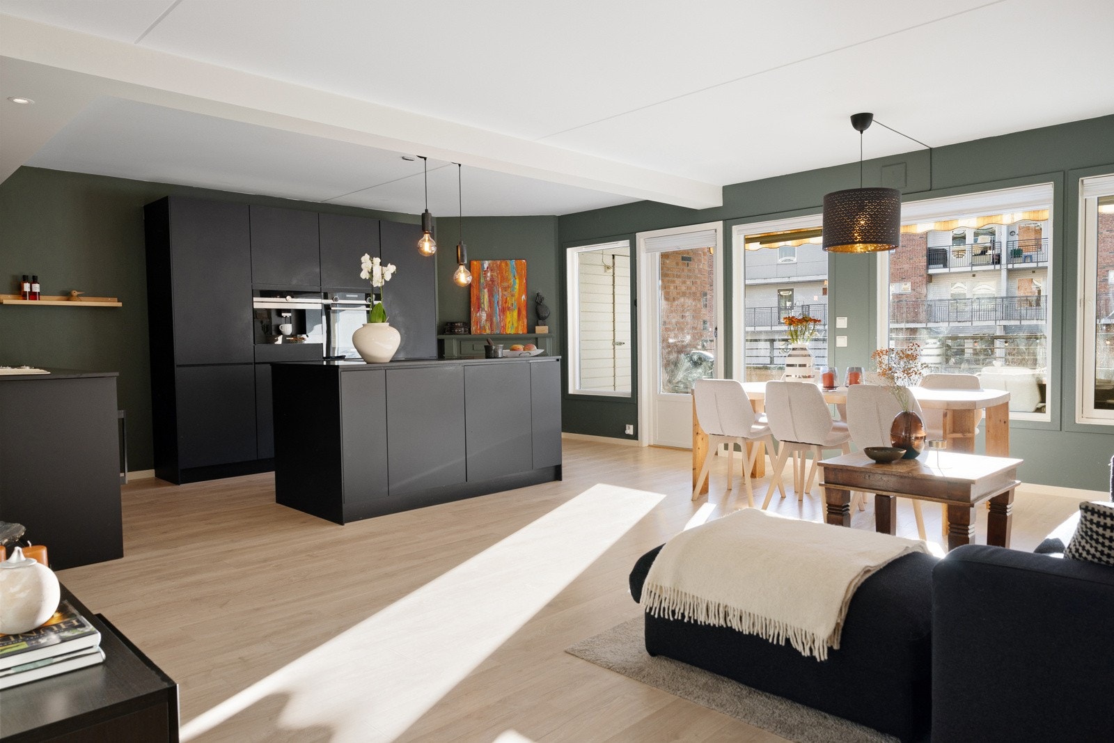 Rommet er enkelt å møblere med både sofagruppe, spiseplass og TV-løsning, og den åpne planløsningen gir en luftig og behagelig romfølelse. Galleribilde