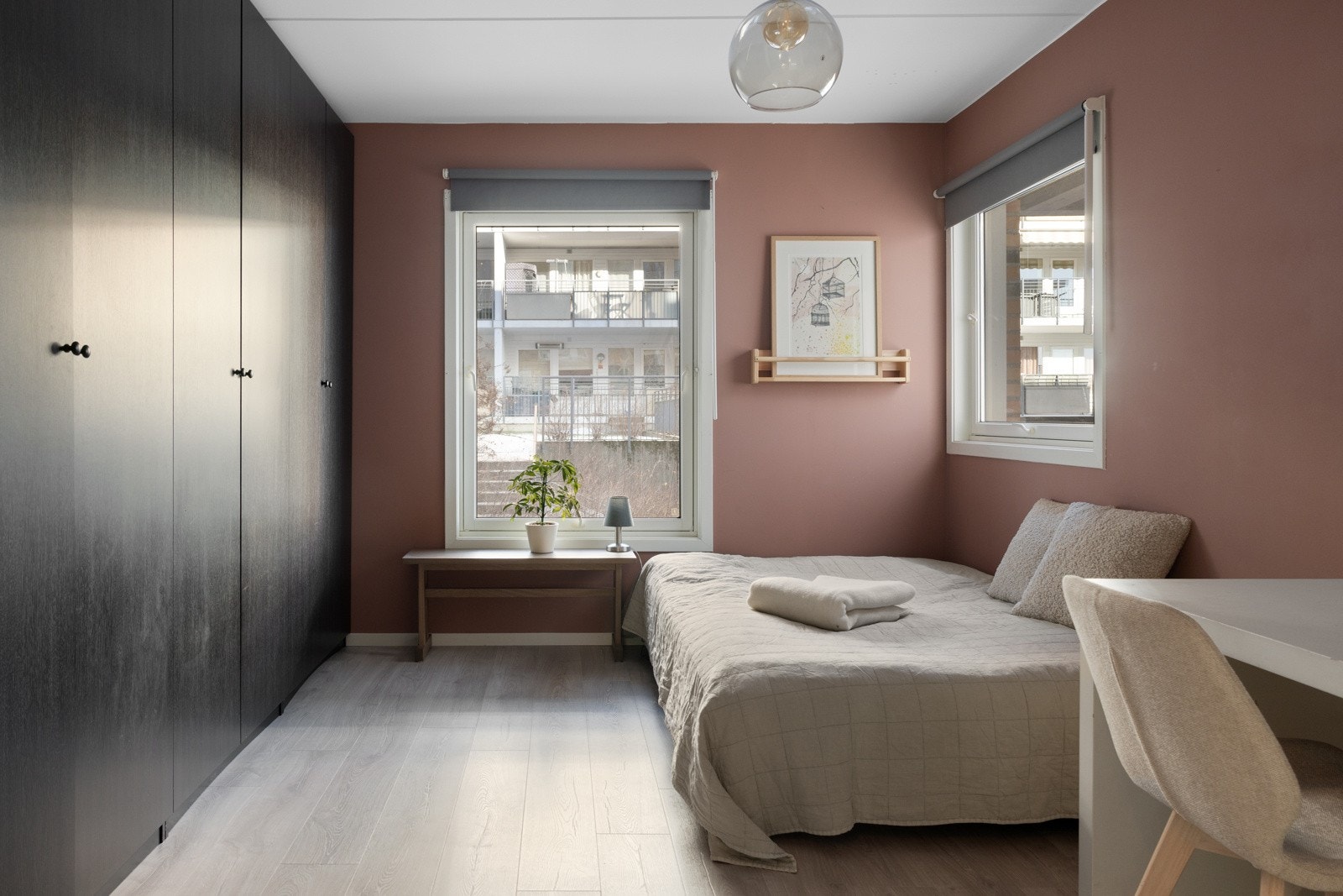 Det andre soverommet er av god størrelse og kan brukes som barnerom, gjesterom eller hjemmekontor. Galleribilde