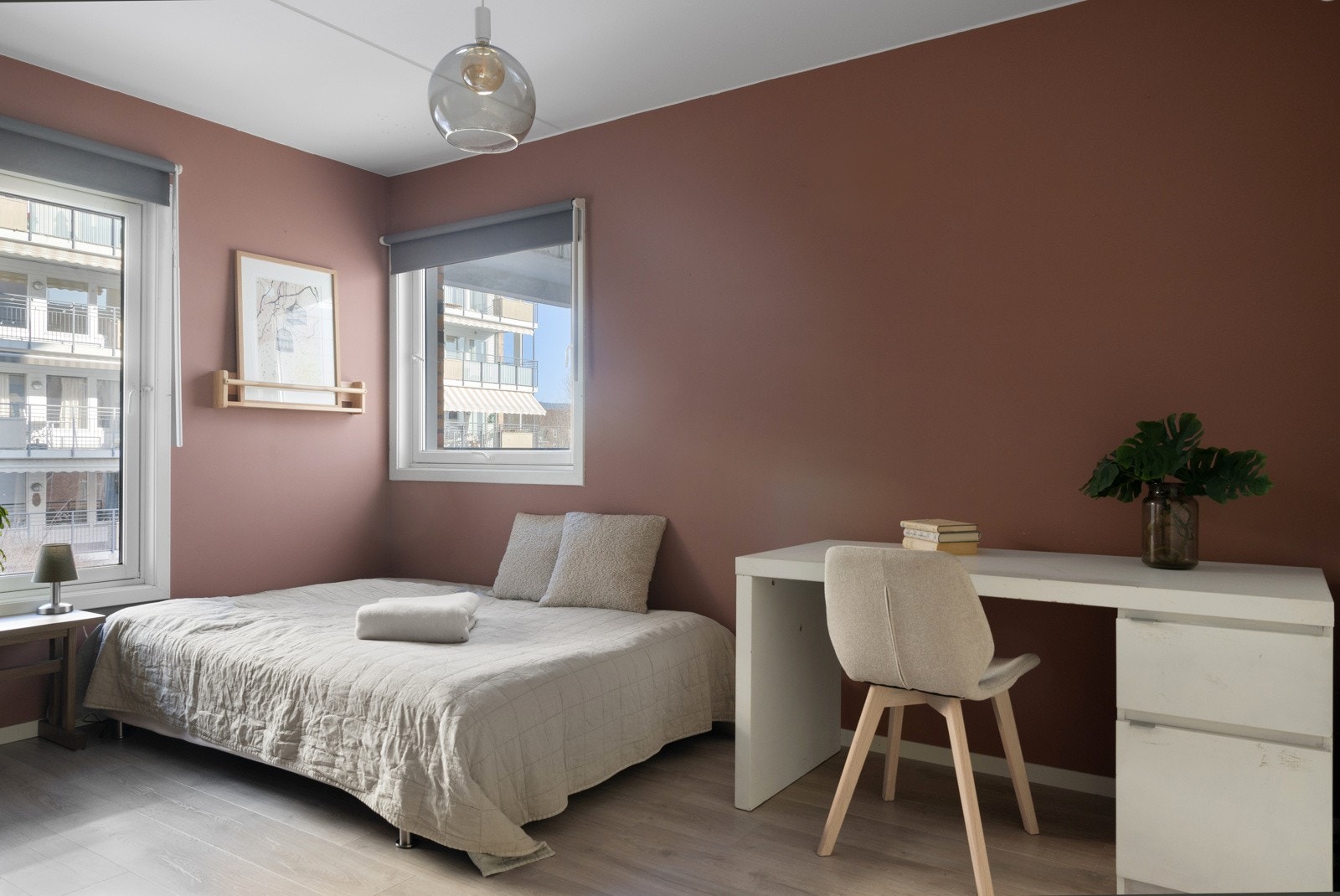 God plass til dobbeltseng og annen soveromsmøblering. Galleribilde