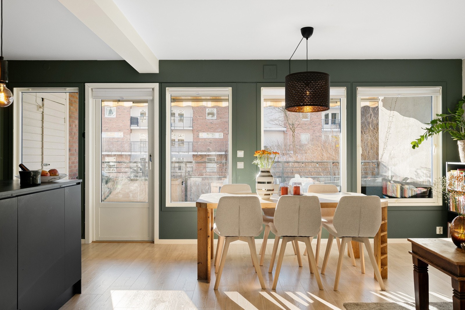 Lys og romslig stue i åpen løsning med stilrent kjøkken. Galleribilde