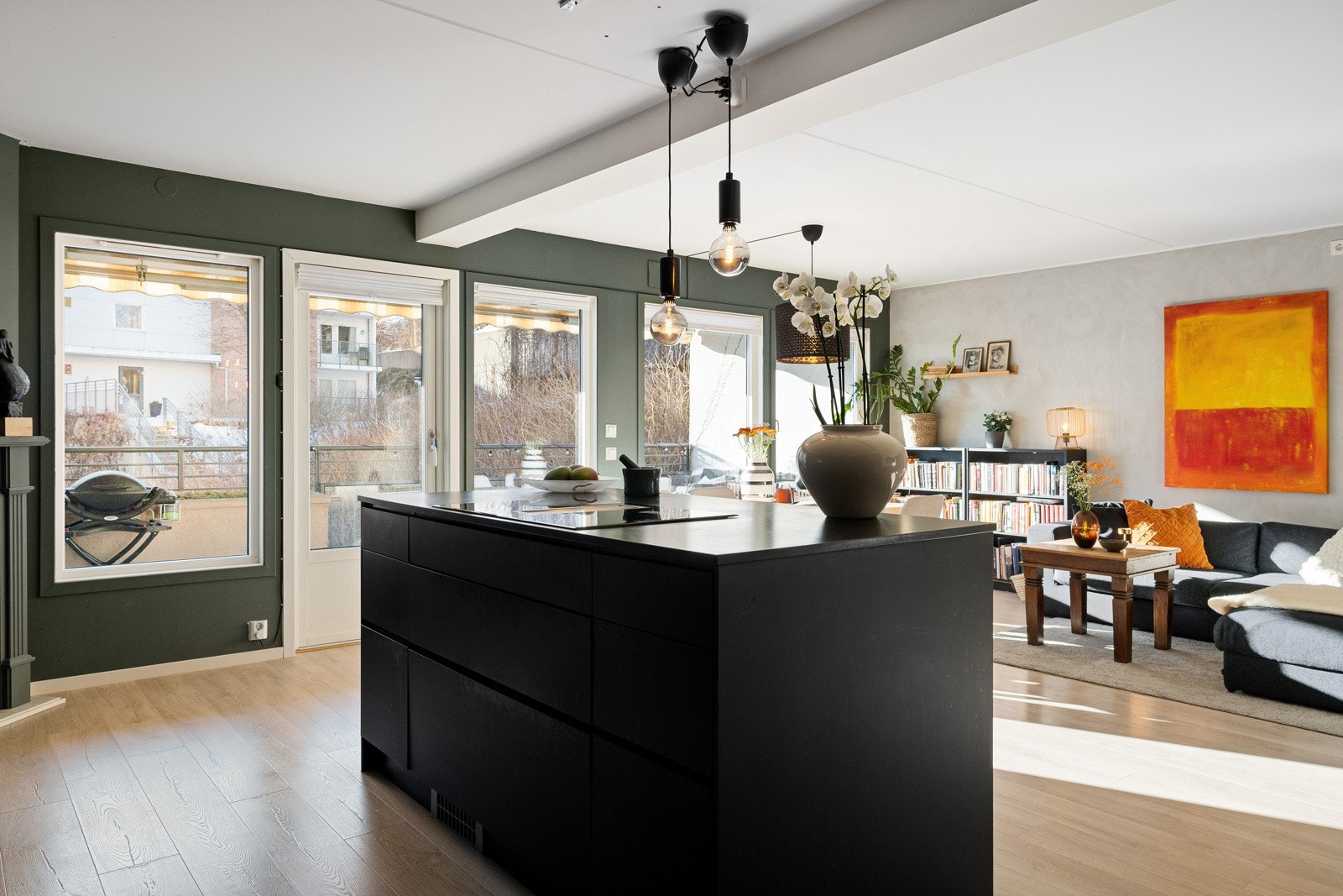 Praktisk kjøkkenøy med integrert platetopp gir ekstra arbeidsflate og et sosialt samlingspunkt. Galleribilde