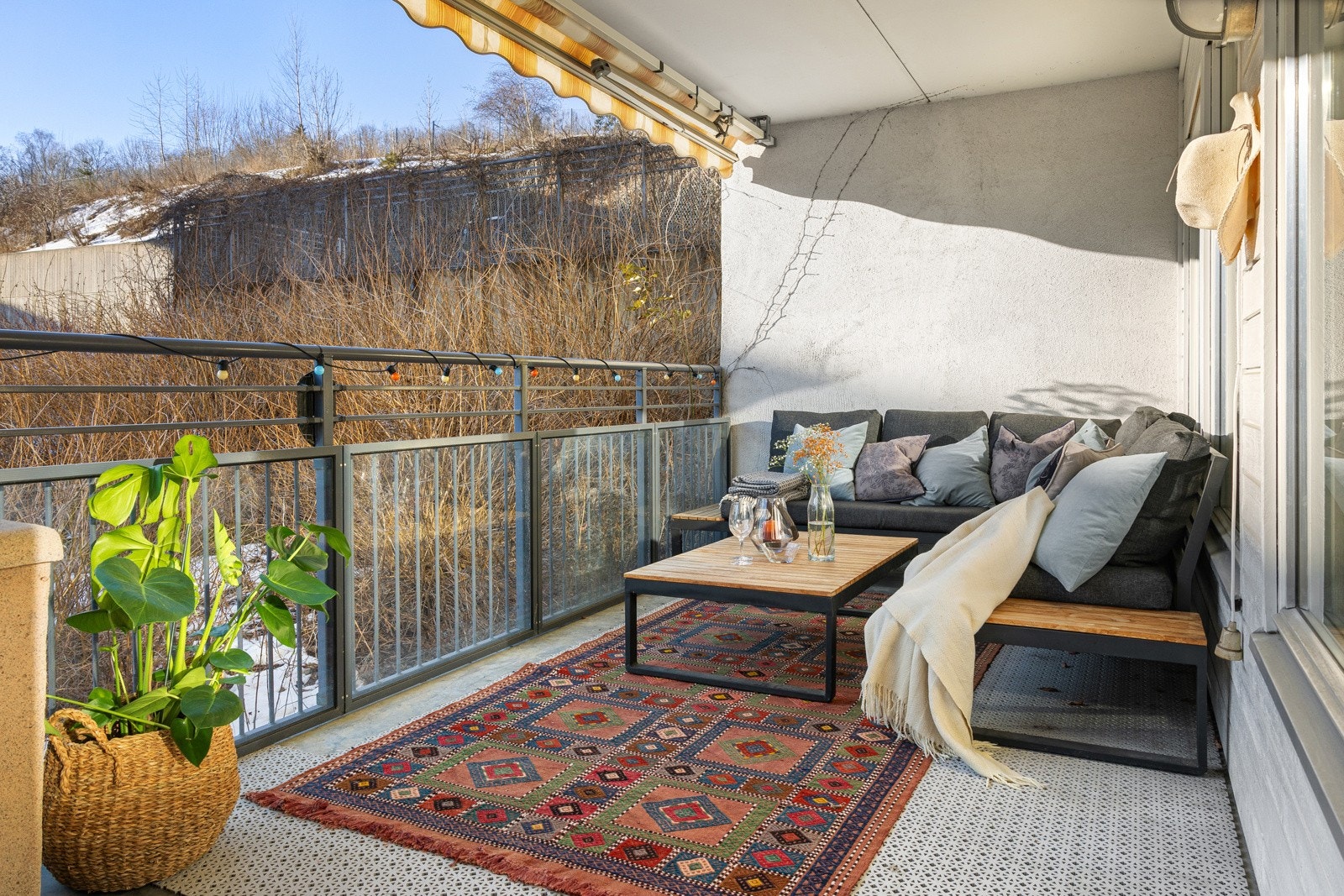 Fra stuen er det direkte utgang til en sydvest-vendt terrasse på ca. 14 kvm med gode solforhold. Galleribilde