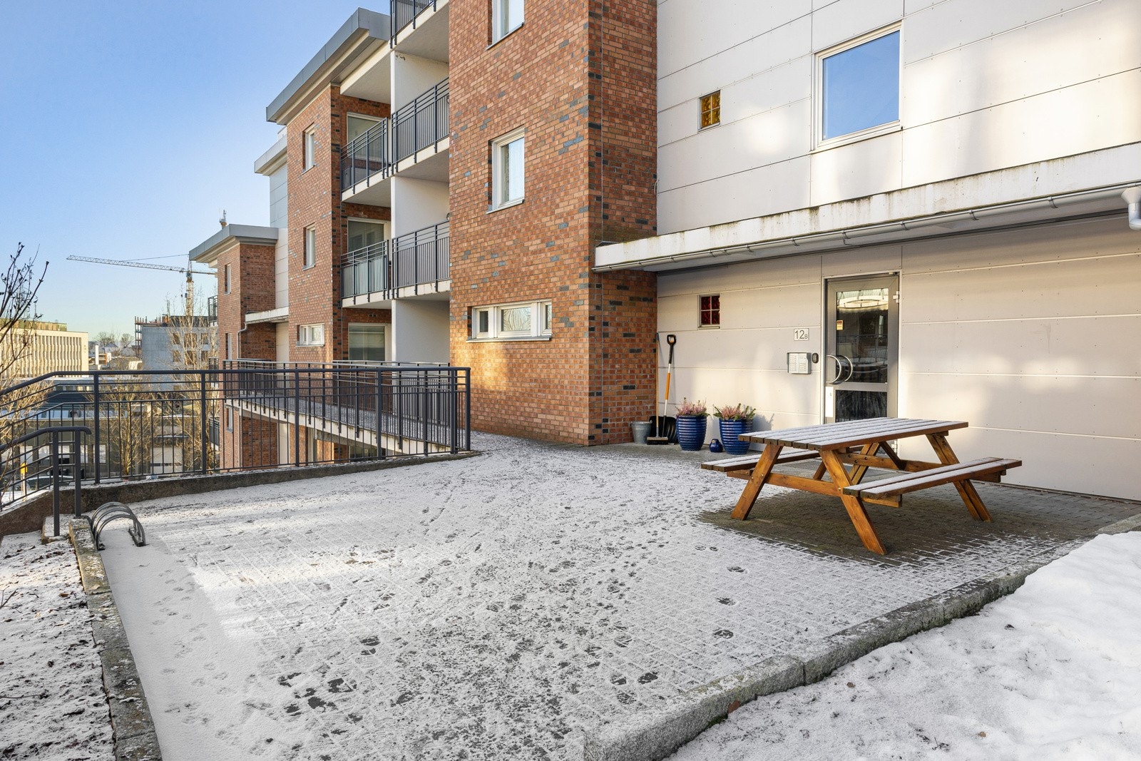 Opparbeidet tomt på 17798,8 m2. Det er asfaltert adkomst og biloppstillingsplasser, betongtrapper, gressplener, diverse busker og beplantinger, og lekeplass. Galleribilde