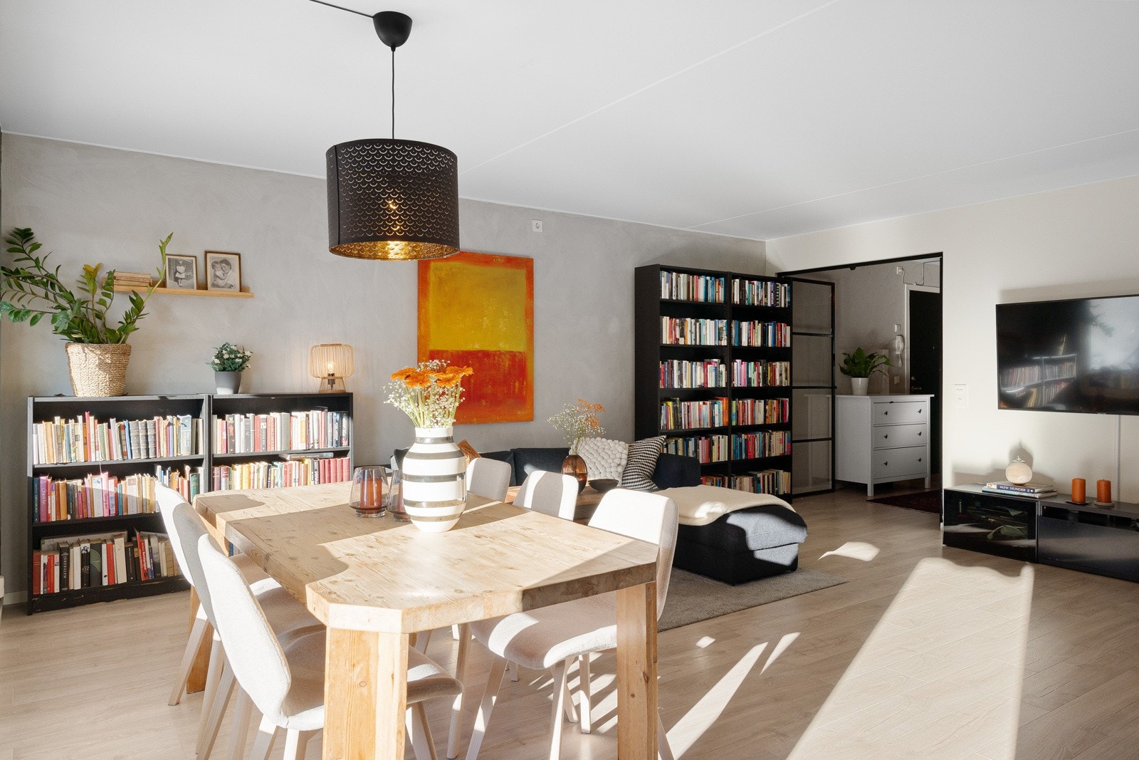 Takhøyden i stuen er målt til ca. 2,41 m. Galleribilde