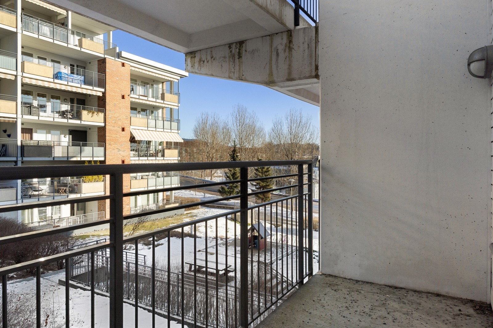 Utgang til nordvest-vendt balkong på ca. 4,5 fra soverommet. Galleribilde