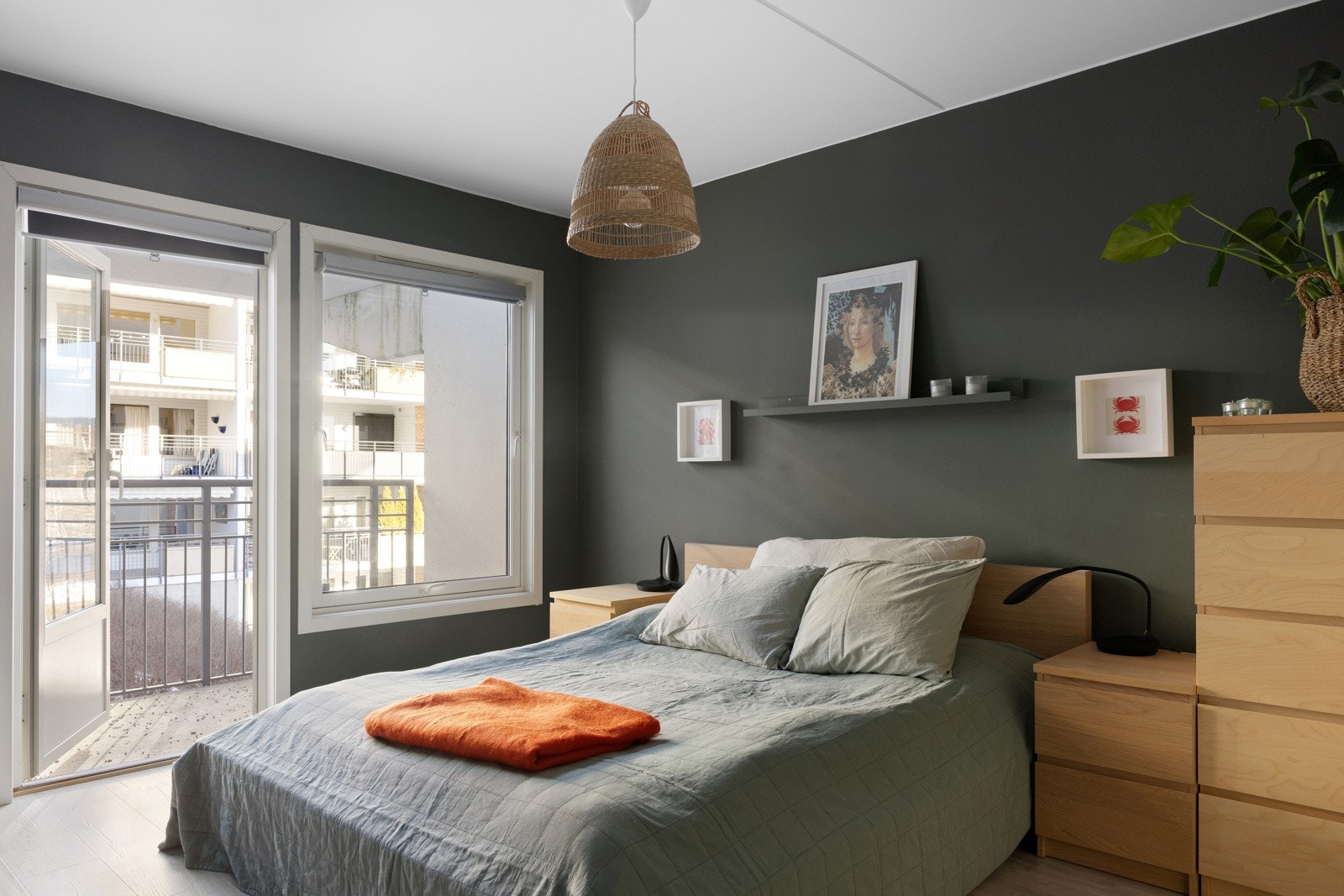 Hovedsoverommet har rikelig plass til dobbeltseng og tilhørende møbler. Galleribilde