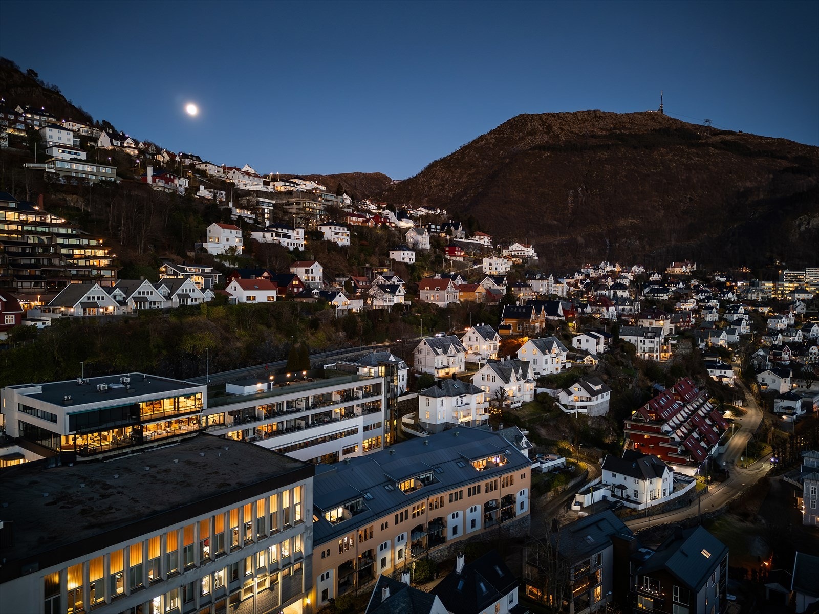 - Det meste av byens tilbud, fra shopping, restauranter og uteliv, ligger få minutters gange unna. Samtidig er eiendommen skjermet fra byens støy - Galleribilde