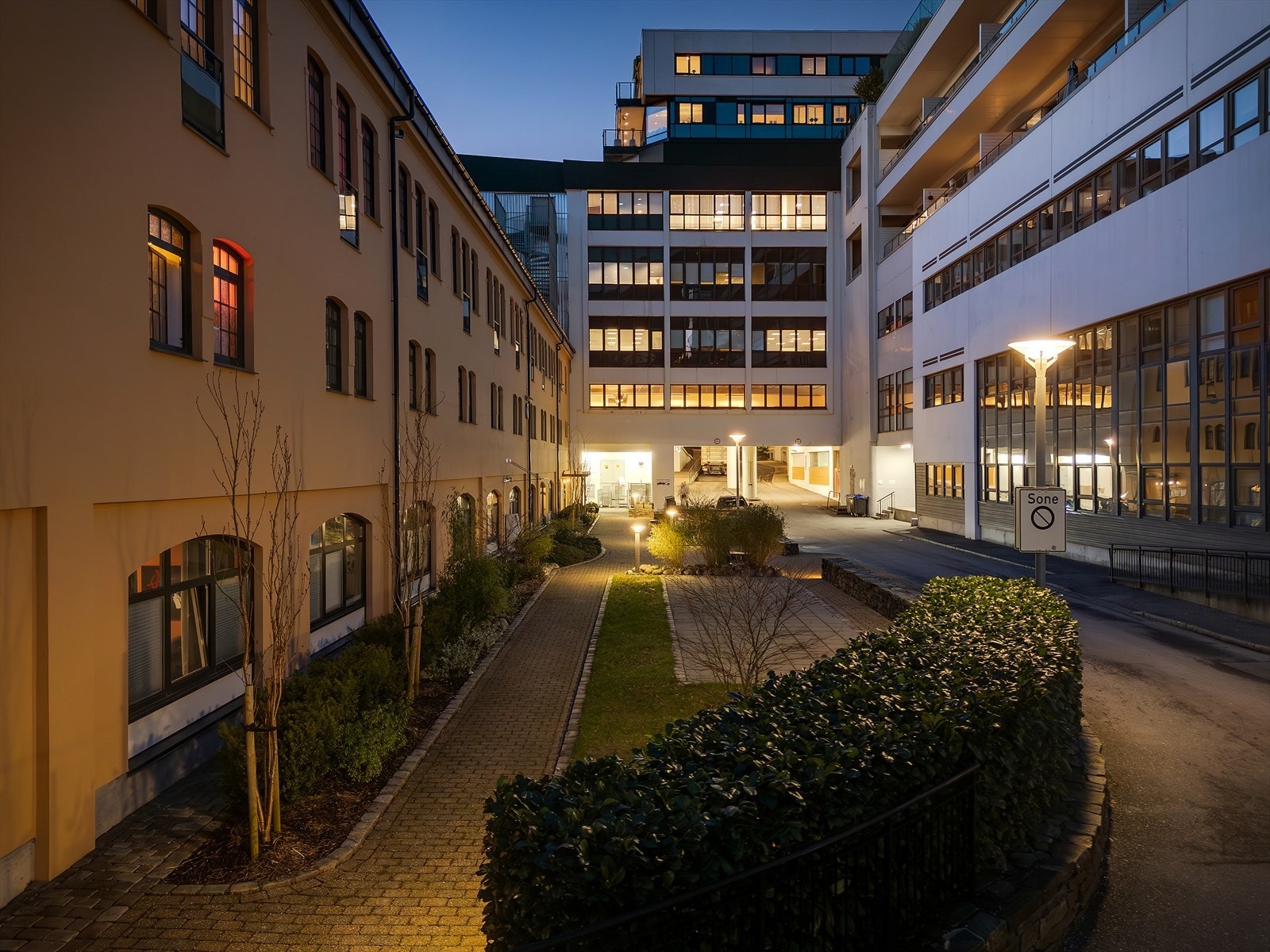 - Borettslaget er pent opparbeidet med adkomstveier, belegningsstein og noe beplantning - Galleribilde
