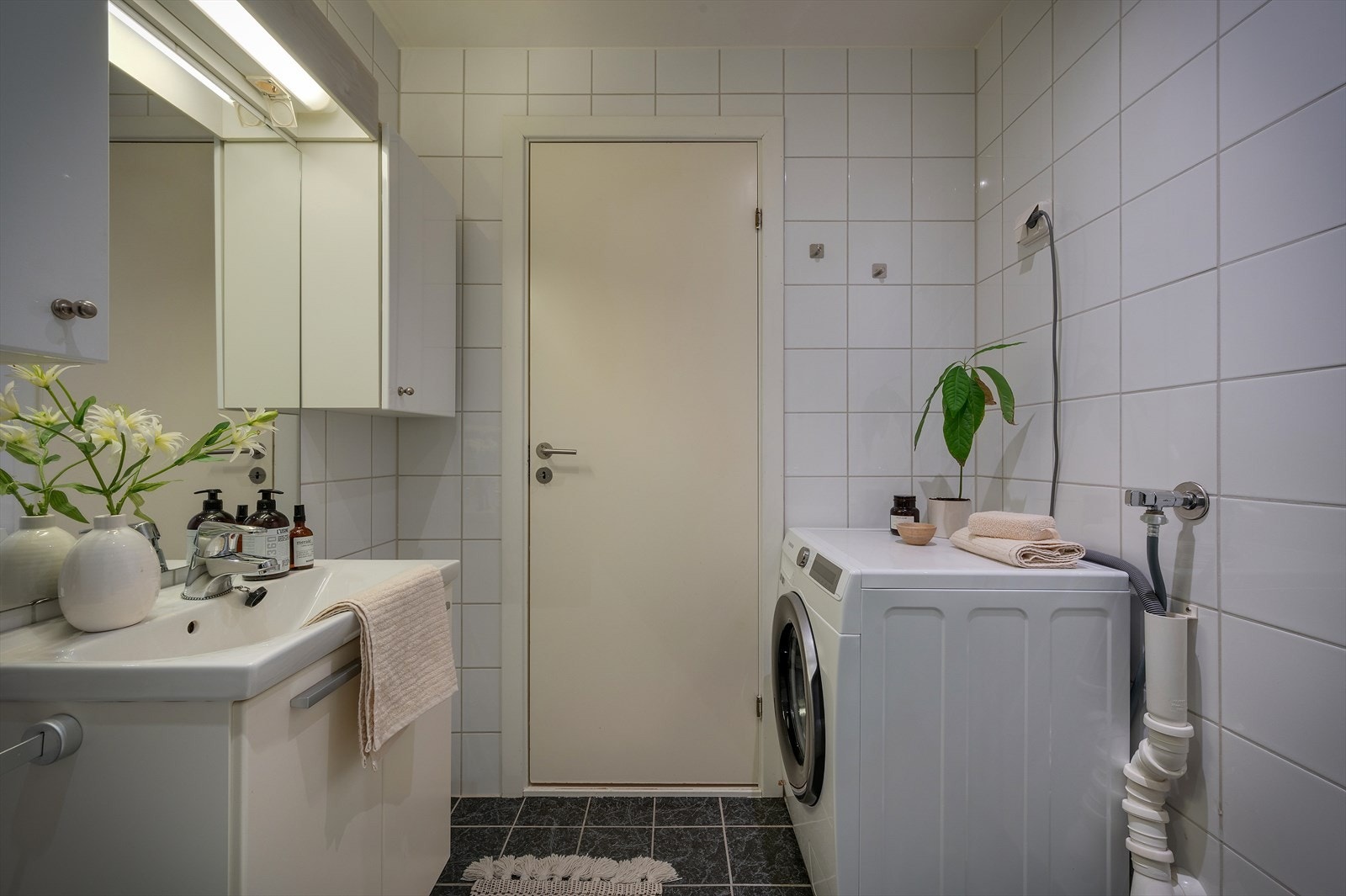 - Badet er utstyrt med opplegg for vaskemaskin - Galleribilde