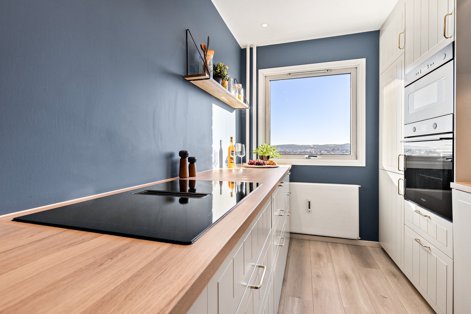 Kjøkkenet fra 2024. Innredningen er både tidløs og moderne med profilerte fronter og laminat benkeplate. Galleribilde