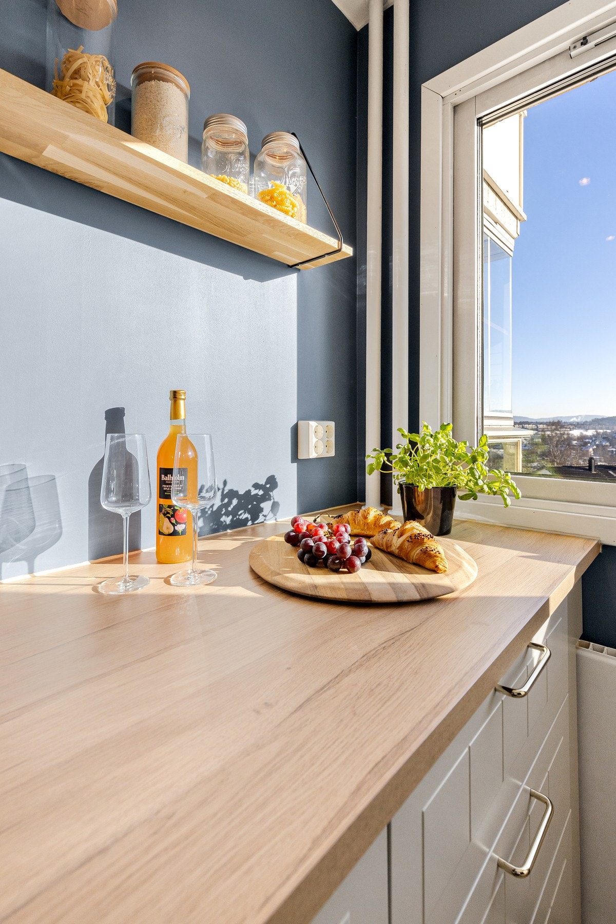 Vinduet bidrar til godt med naturlig lysinnslipp. Galleribilde