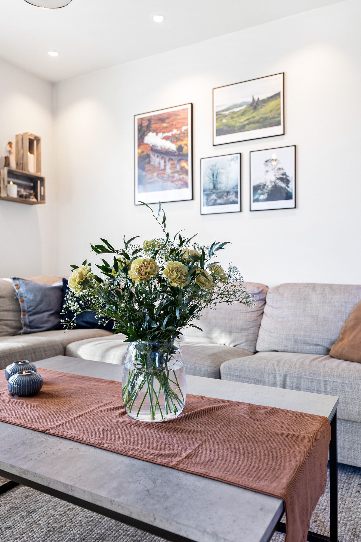 Fastmonterte hyller følger med i stuen. Galleribilde