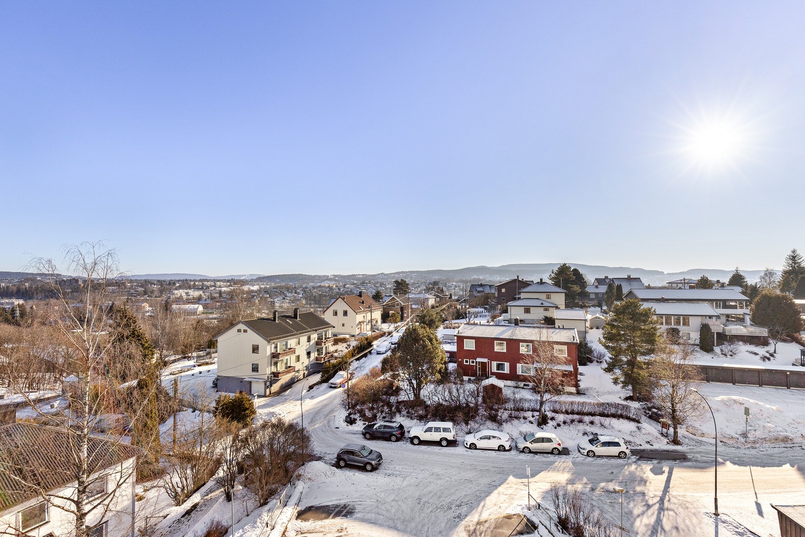 Balkongen er sydvendt og bidrar med ekstra solvarme i boligen. Galleribilde