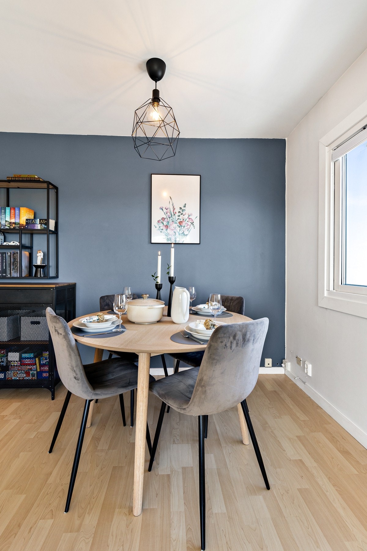 Selgerne har satt stor pris på å ha leiligheten som sosial base. Her kan man invitere vennegjengen hjem på middag og spillkveld. Galleribilde