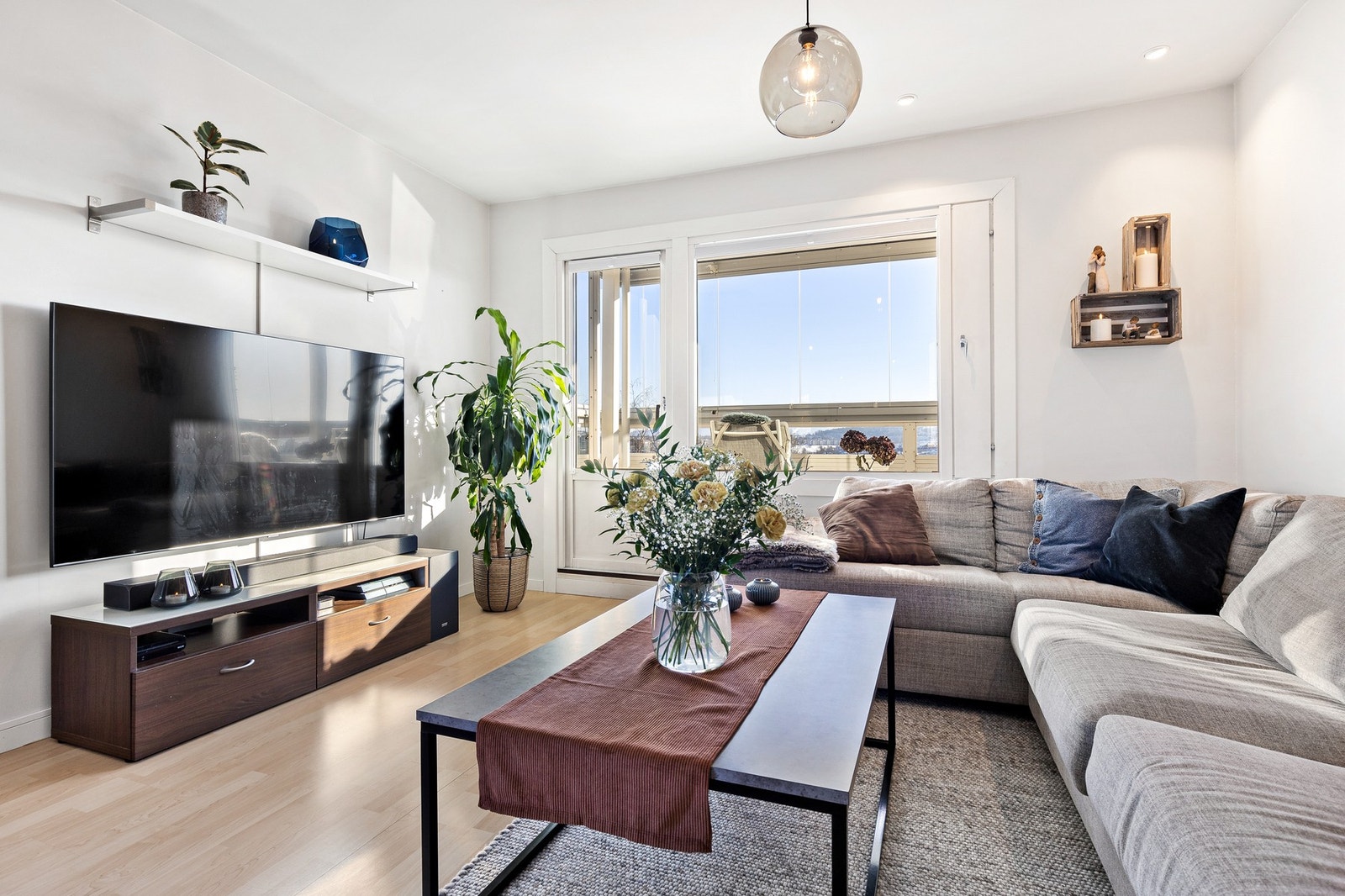 Stuen er romslig med god plass til sofa, salongbord, TV-benk samt spisegruppe. Galleribilde