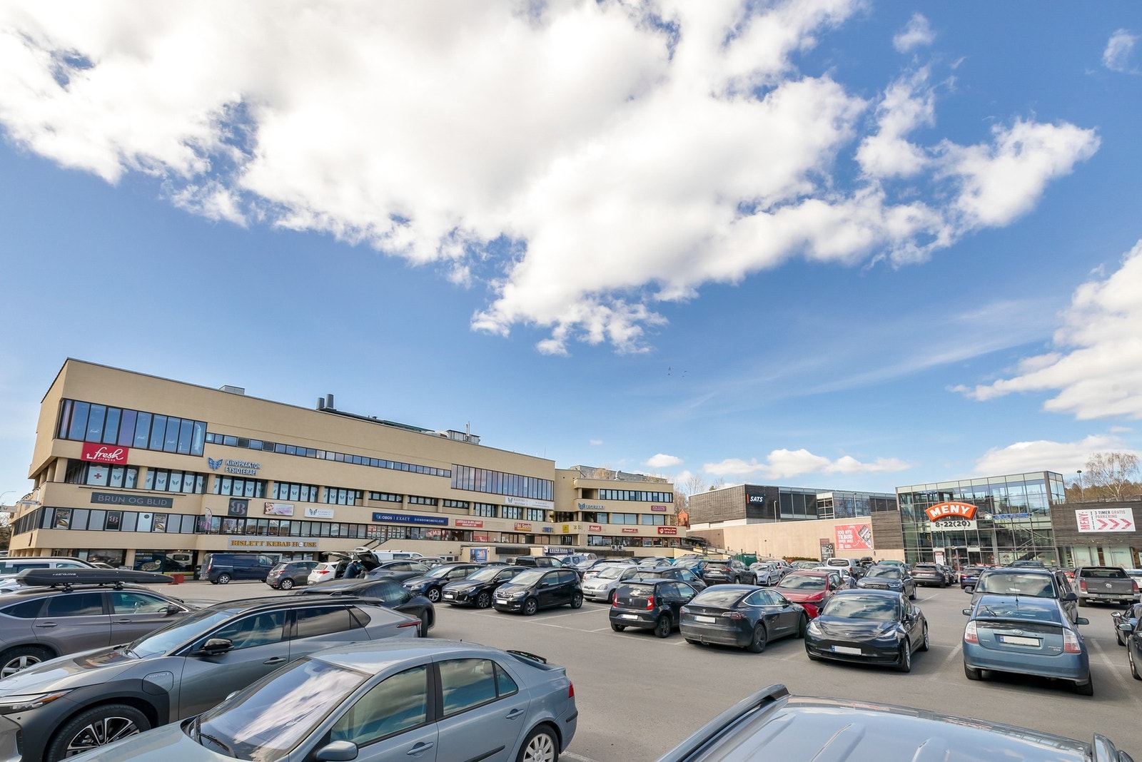 Kalbakken senter tilbyr en rekke butikker og tjenester som dekker de daglige behovene. Her finner du blant annet dagligvarebutikker, apotek, frisør, kafeer og flere spesialforretninger Galleribilde