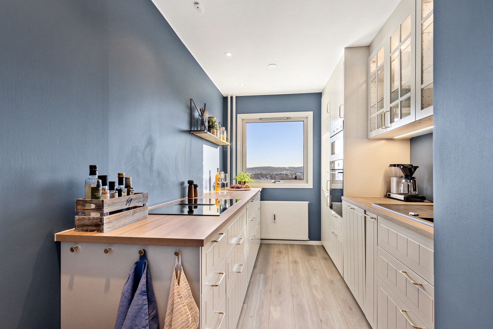 Kjøkkenet, som ligger adskilt fra stuen, byr på rikelig med plass - perfekt for hobbykokken til å utforske nye matretter. Galleribilde