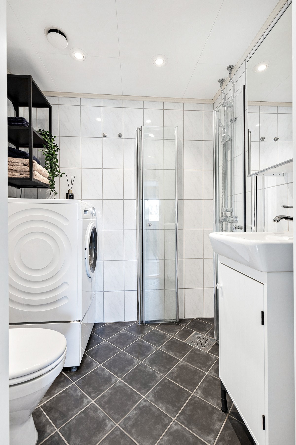 Tidløst, romslig baderom med deilige varmekabler i gulv og downlights i himling. Galleribilde