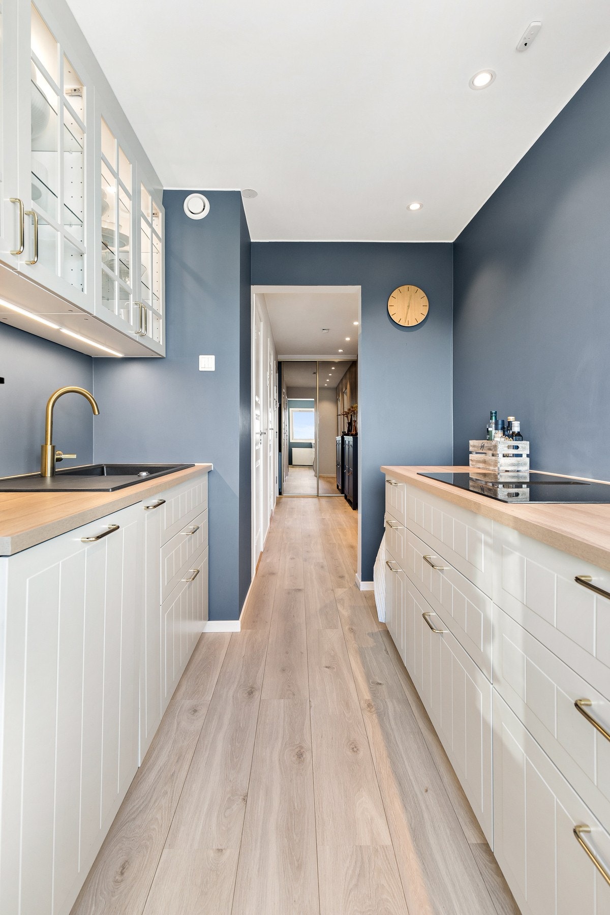 Rommet er maksimalt utnyttet, med både skap- og benkeplass på begge sider. Galleribilde