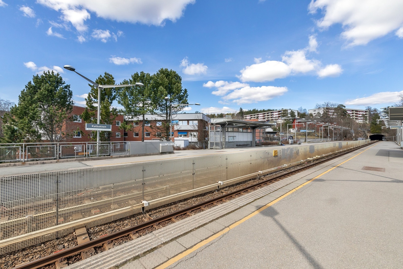 Kalbakken T-banestasjon ligger en kort gangetur unna. Det tar ca 20 min å komme seg til Oslo S. Galleribilde