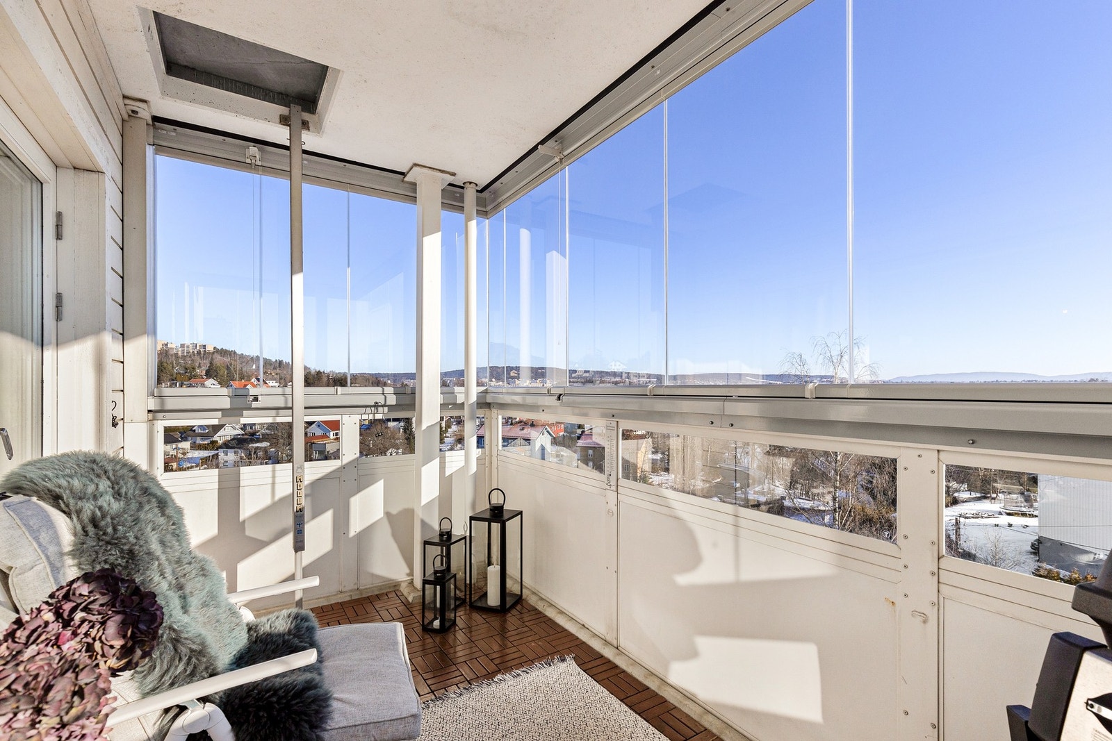 Dette er en lys 2-roms med solrik innglasset balkong og fantastisk utsikt. Galleribilde