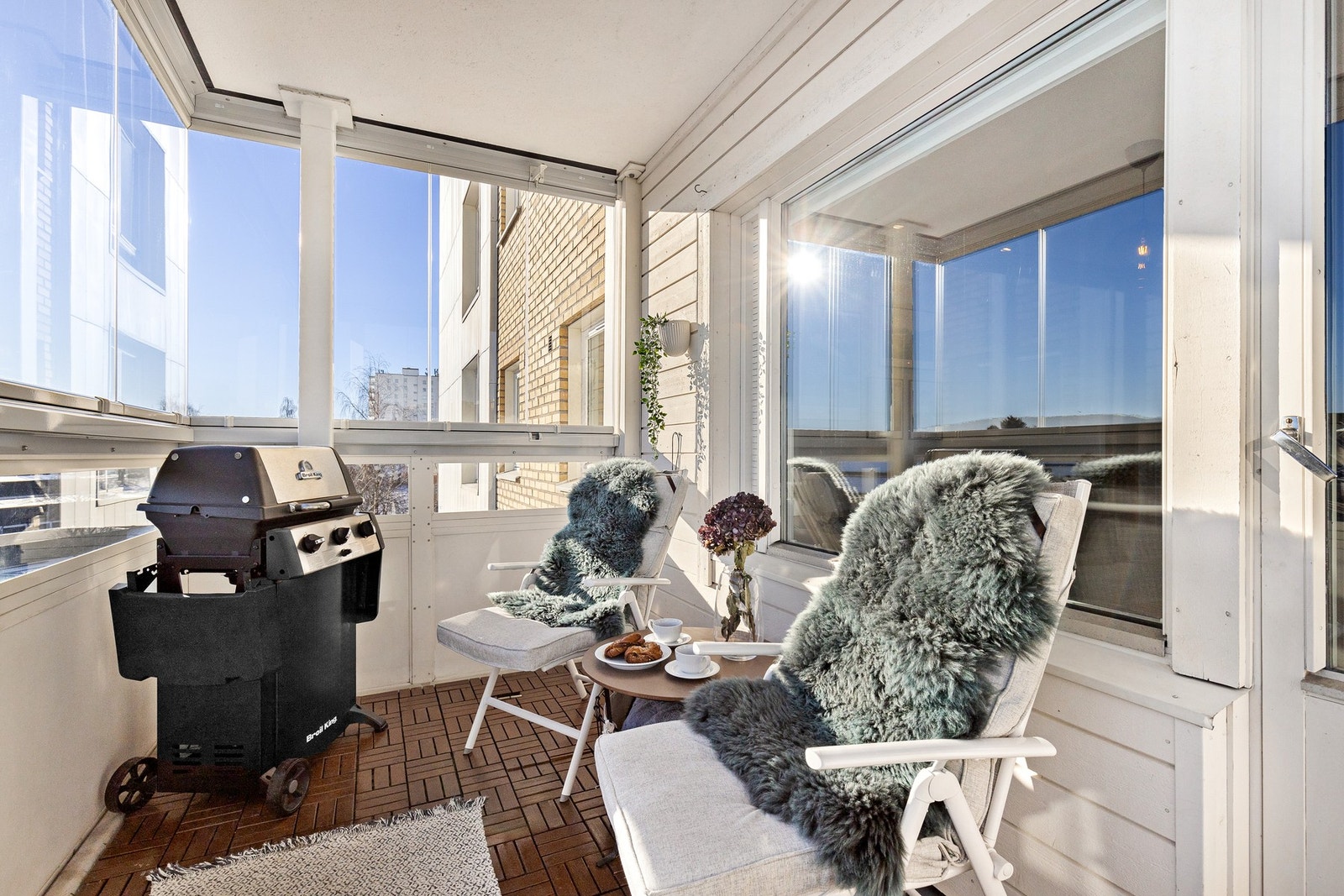 Med glassvinduene som enkelt kan skyves til siden, kan du nyte en god gjennomlufting på varme dager. Galleribilde