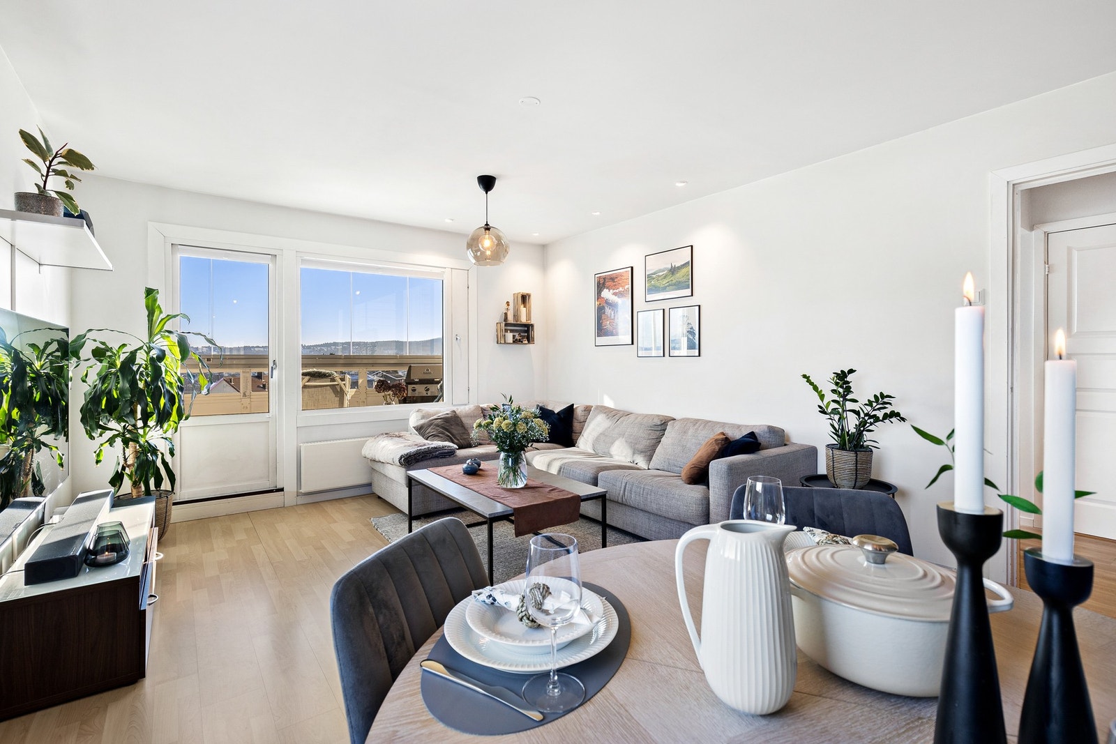 Stuevinduene er store og slipper inn rikelig av dagslys inn i rommet. Her er også utgangen til den innglassede balkongen. Galleribilde