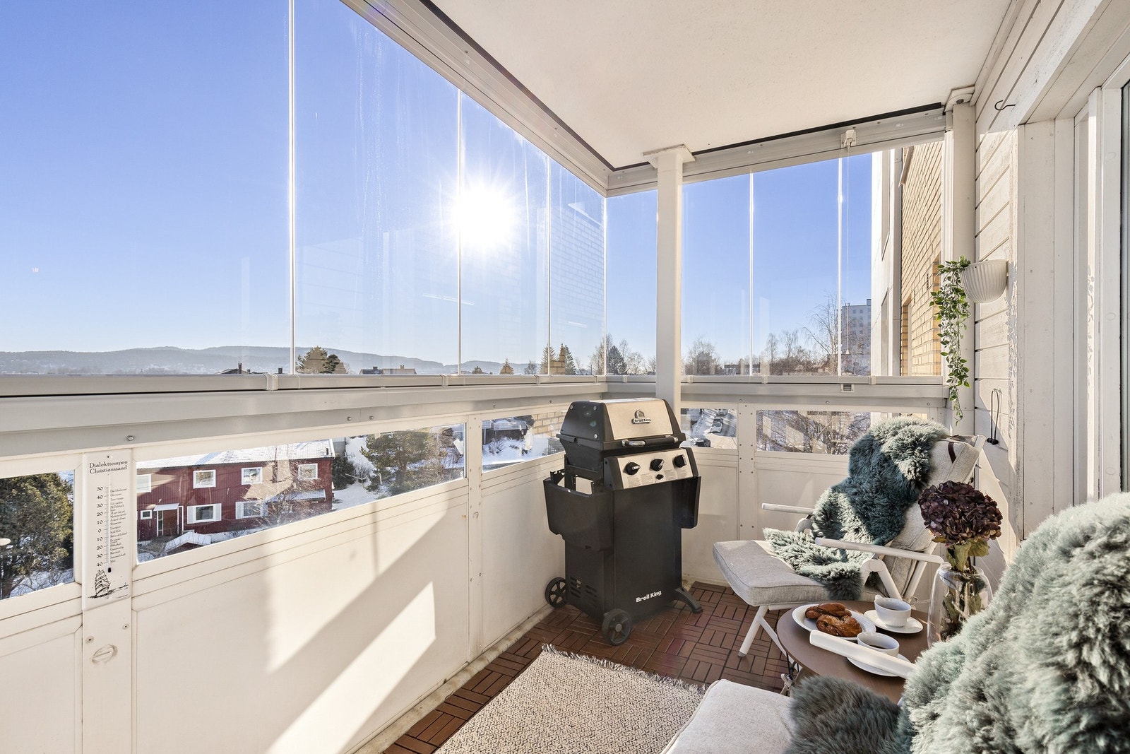 Den innglassede balkongen på 7m2 er en hyggelig sone hvor du både har mulighet for avslapning og sosiale sammenkomster. Galleribilde