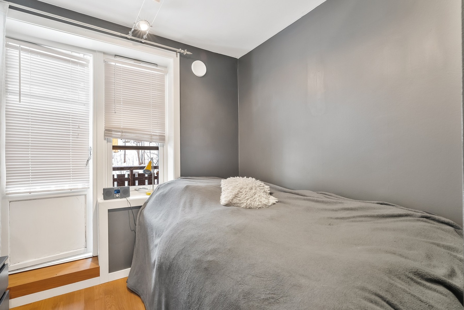 Soverom med utgang til balkong. Galleribilde