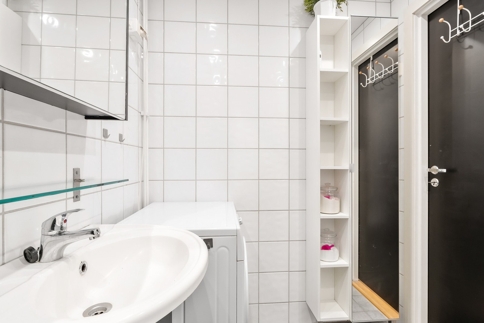 Badet har opplegg for vaskemaskin. I følge tidligere rapport ble badet pusset opp i 2014. Galleribilde