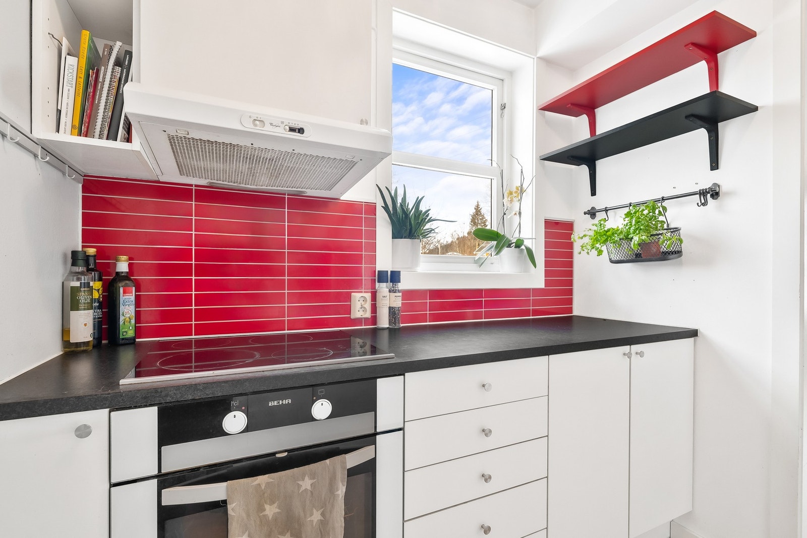 Slette fronter med knotter og laminat benkeplate. Galleribilde