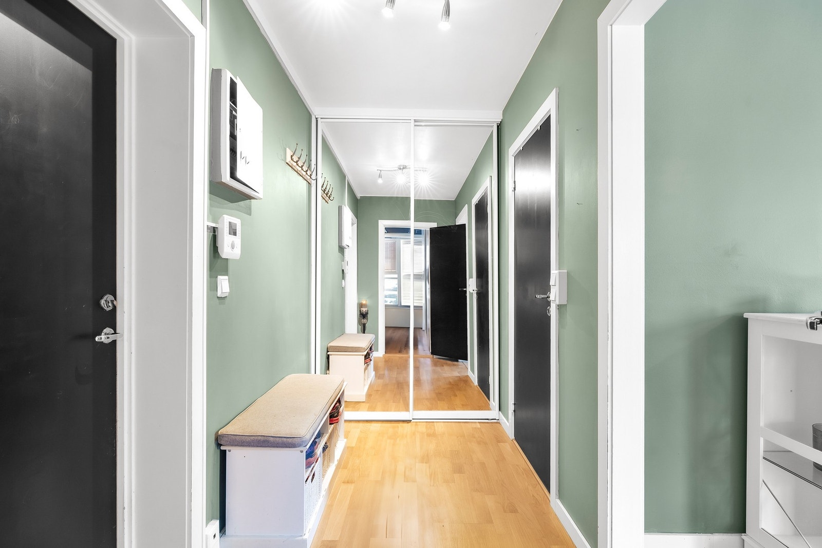 Romslig entré med skyvedørsgarderobe. Galleribilde