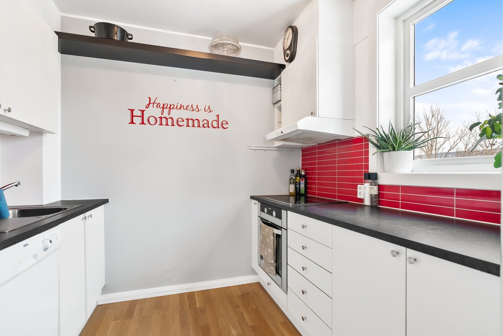 Separat kjøkken med god skap og benkeplass, samt gode lysforhold fra vindu over benken. Galleribilde