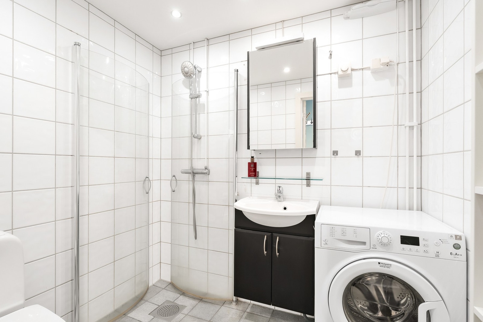 Flislagt baderom med varmekabler og downlightsbelysning. Galleribilde