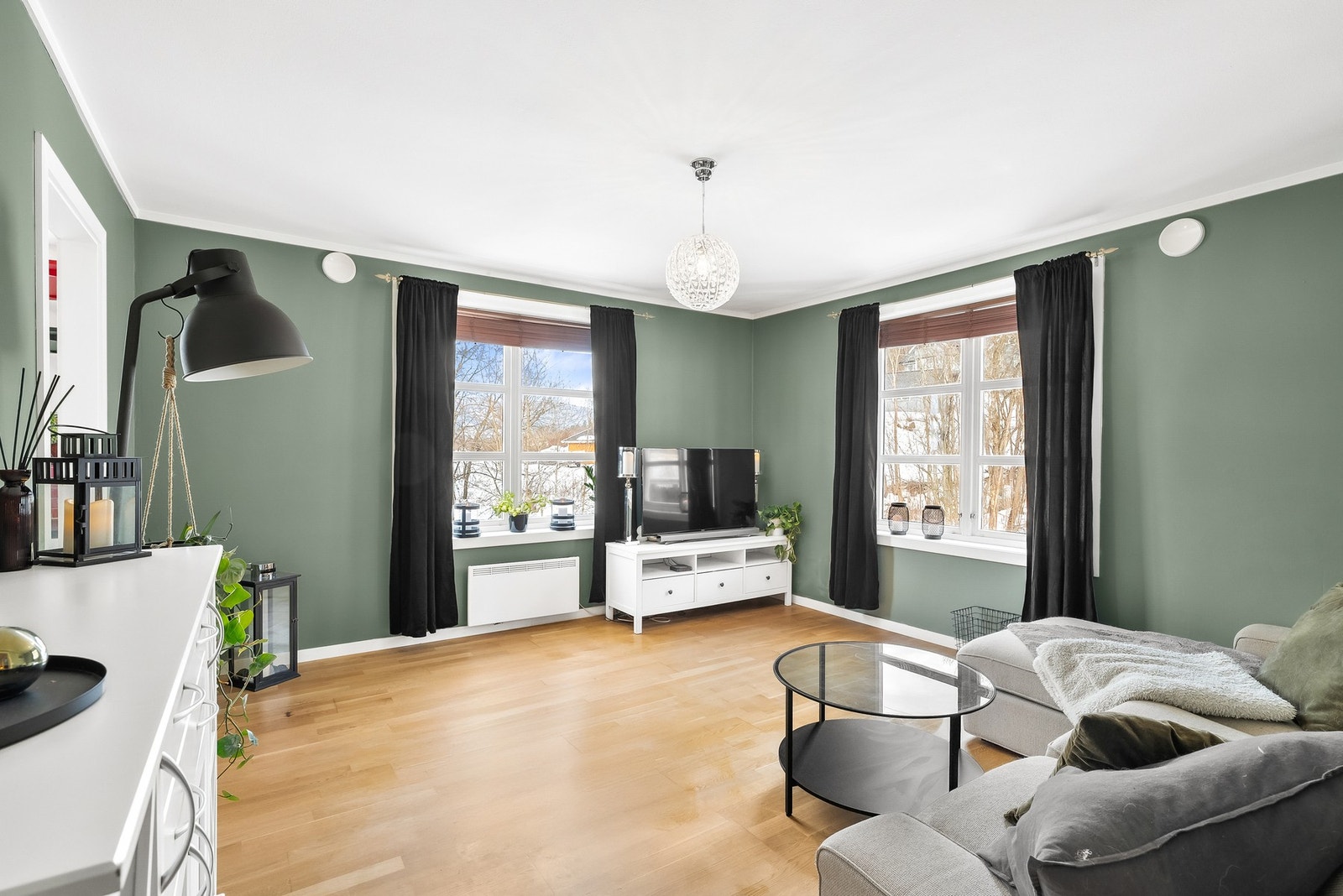 Hyggelig stue med plass til sofa og et lite spisebord. Galleribilde