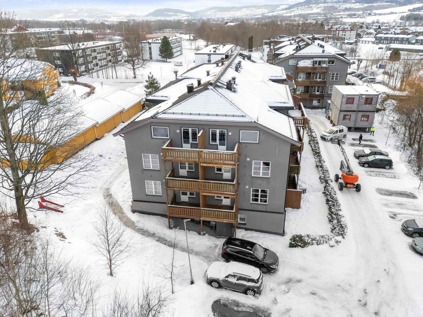 Borettslaget gjennomfører vedlikehold av fasade, vinduer og balkonger våren 2025. Galleribilde