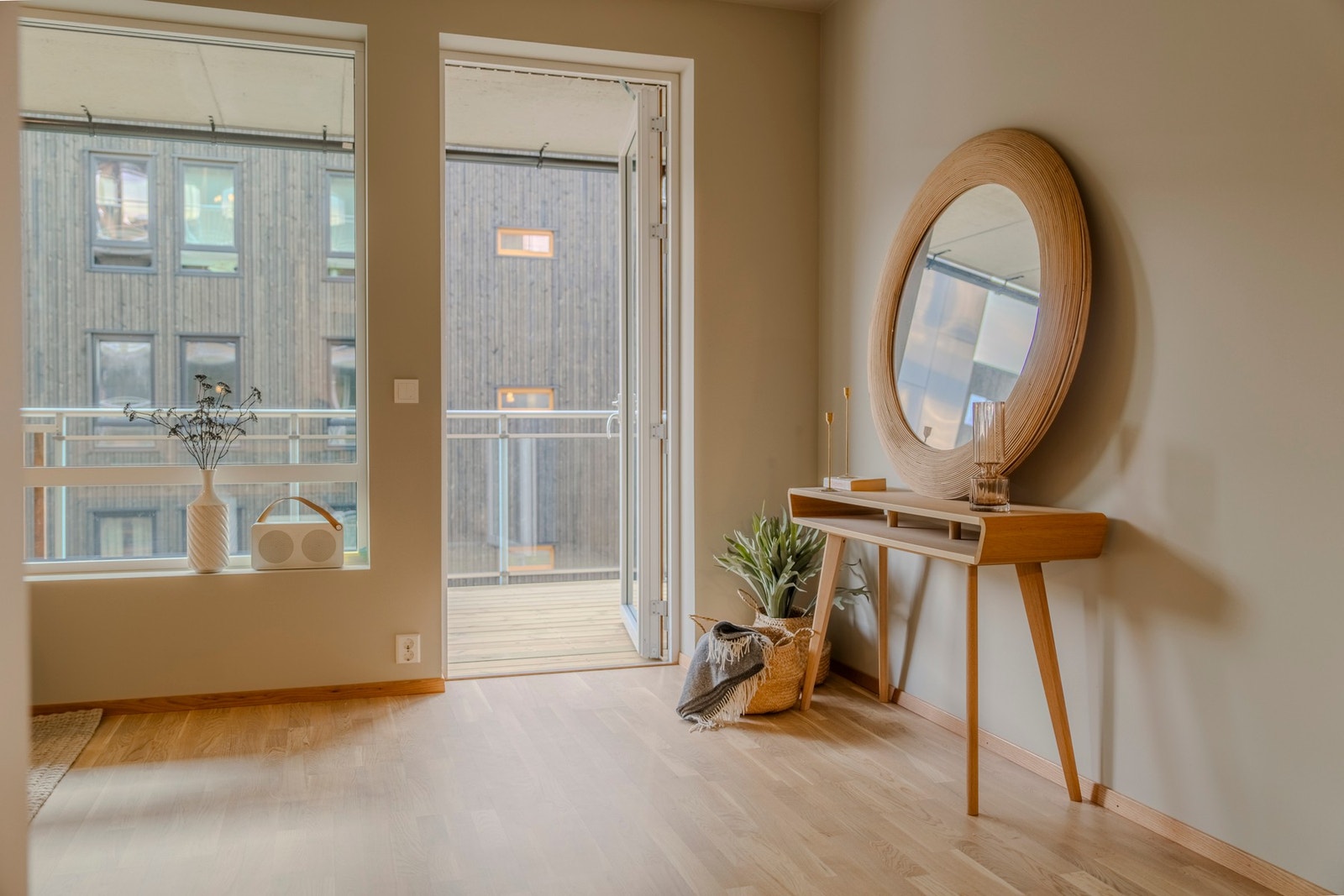 Store vindusflater sørger for godt med naturlig lysinnslipp Galleribilde