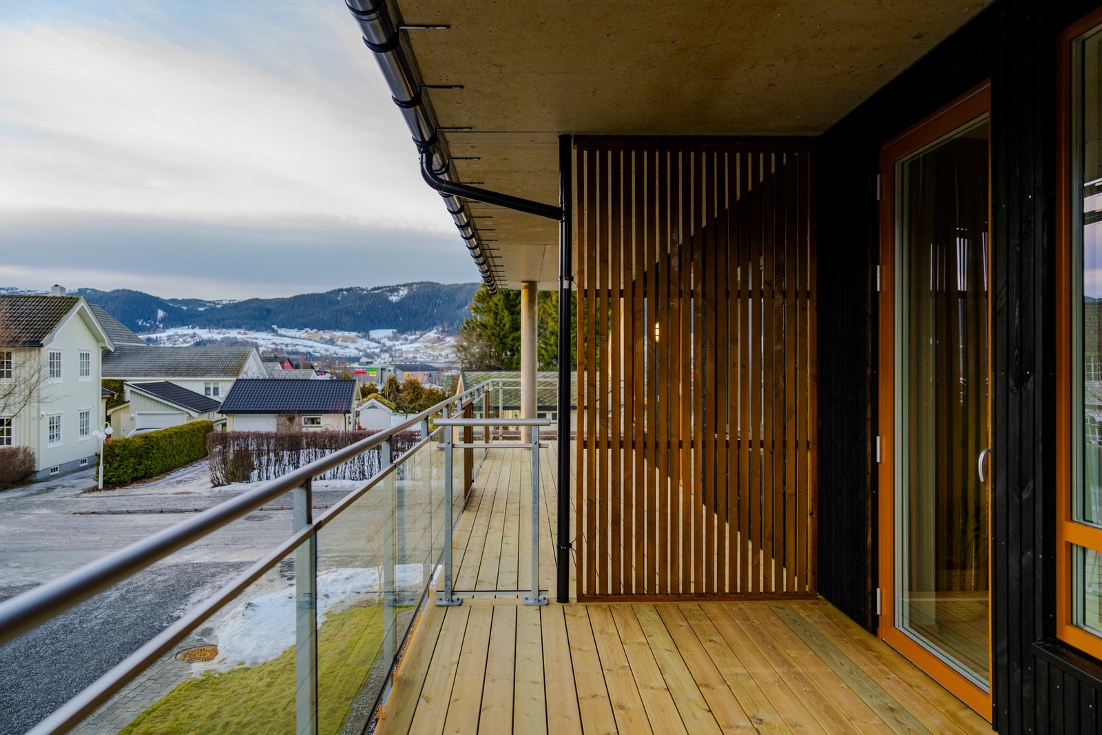 Flott balkong med gode solforhold og plass til utemøblement. Galleribilde