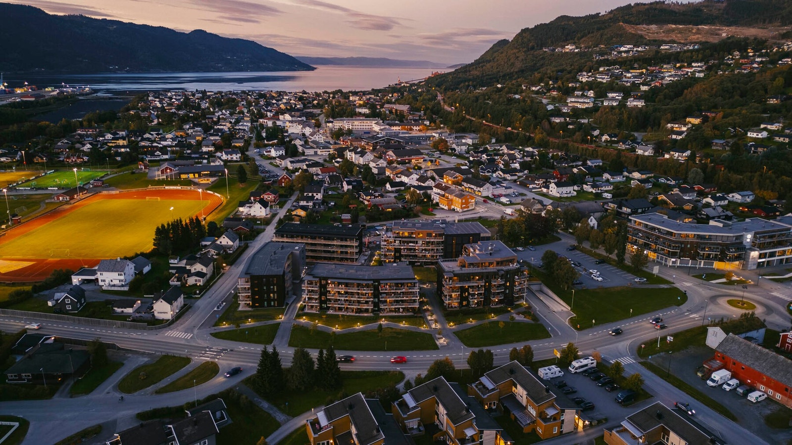Rømmetunet er ideelt plassert midt i Orkanger sentrum med kun kort gangavstand til alle servicefunksjoner du trenger Galleribilde