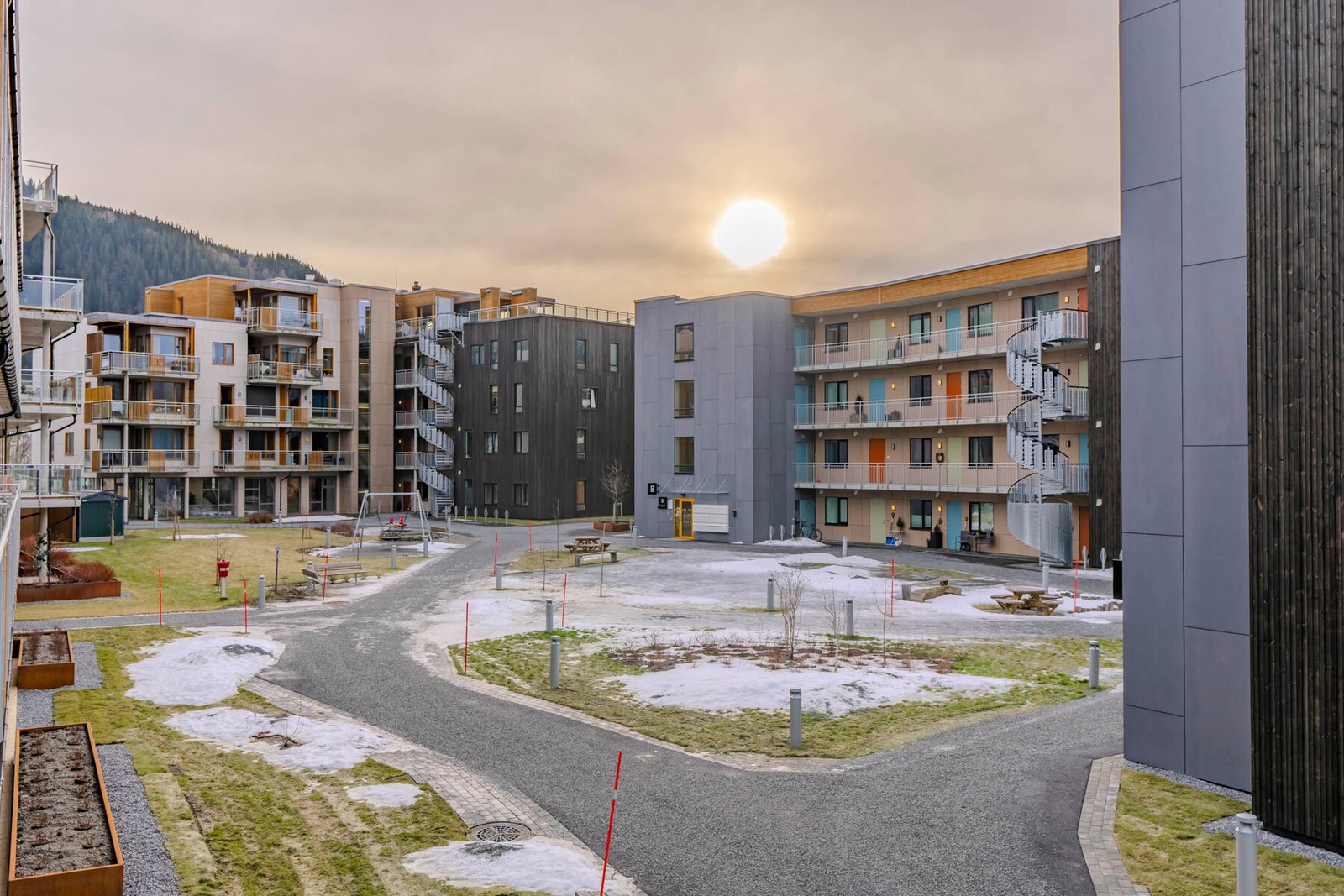Grønne fellesområder, sitteplasser og lekeplass - et sosialt og hyggelig sted for både store og små Galleribilde
