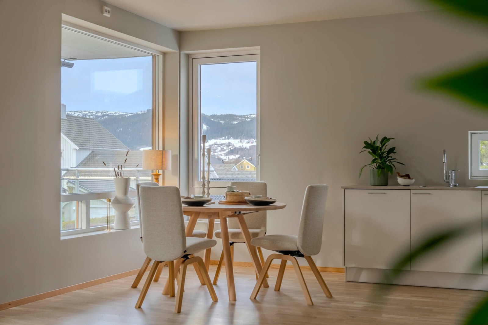 Store vindusflater som slipper inn masse naturlig lys Galleribilde
