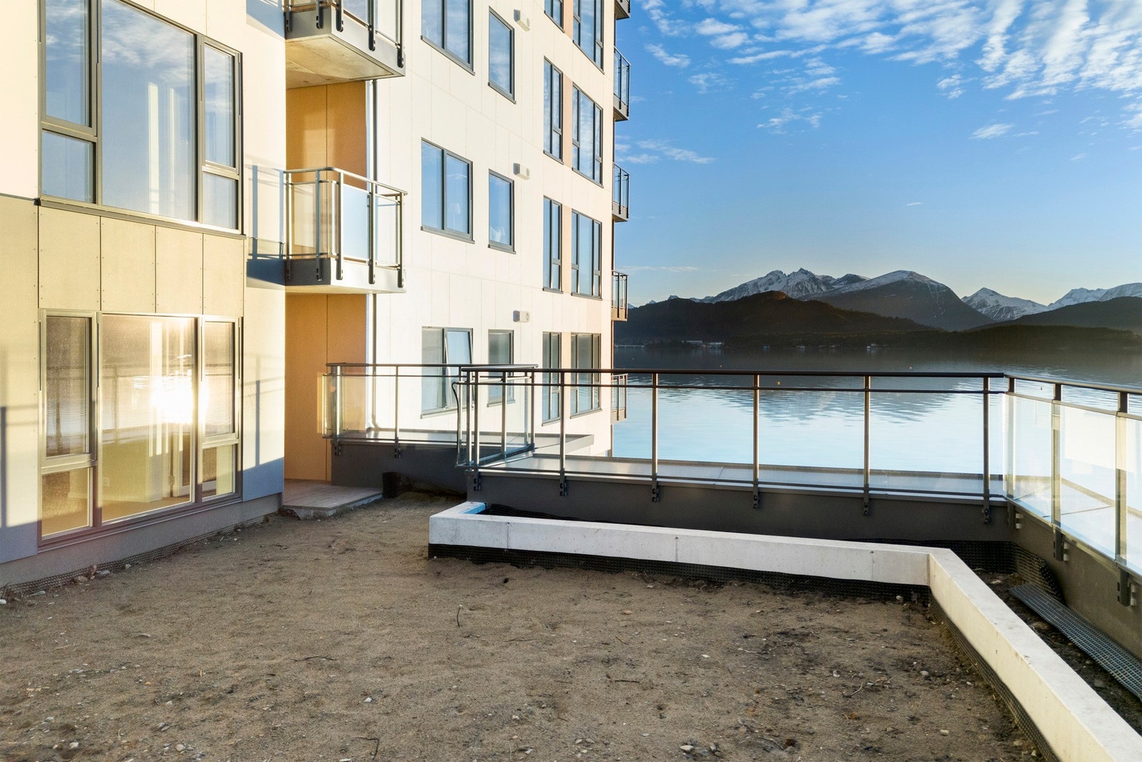 Leiligheten ligger skjermet nesten ytterst mot sjøen. Galleribilde